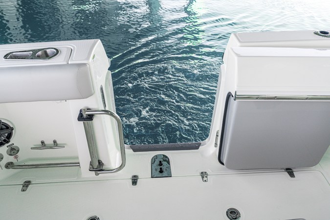2027 Boston Whaler 330 Outrage 20