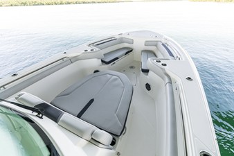 Boston Whaler 330 Outrage 14 2027 Boston Whaler 330 Outrage 15