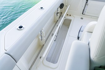 Boston Whaler 330 Outrage 18 2027 Boston Whaler 330 Outrage 19