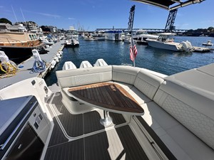 Sea Ray 320 SUNDANCER OB 8 2023 Sea Ray 320 SUNDANCER OB 9