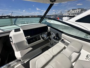Sea Ray 320 SUNDANCER OB 11 2023 Sea Ray 320 SUNDANCER OB 12