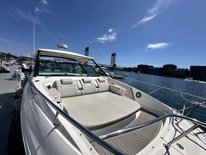 Sea Ray 320 SUNDANCER OB 18 2023 Sea Ray 320 SUNDANCER OB 19