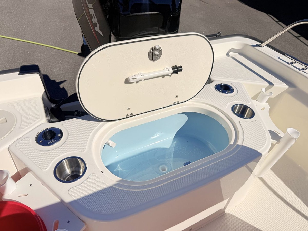 2027 Boston Whaler 150 Montauk 17