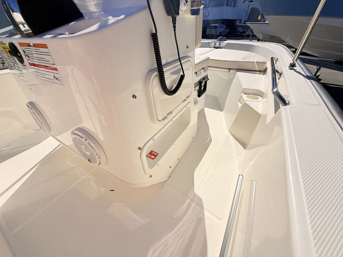 2027 Boston Whaler 150 Montauk 27