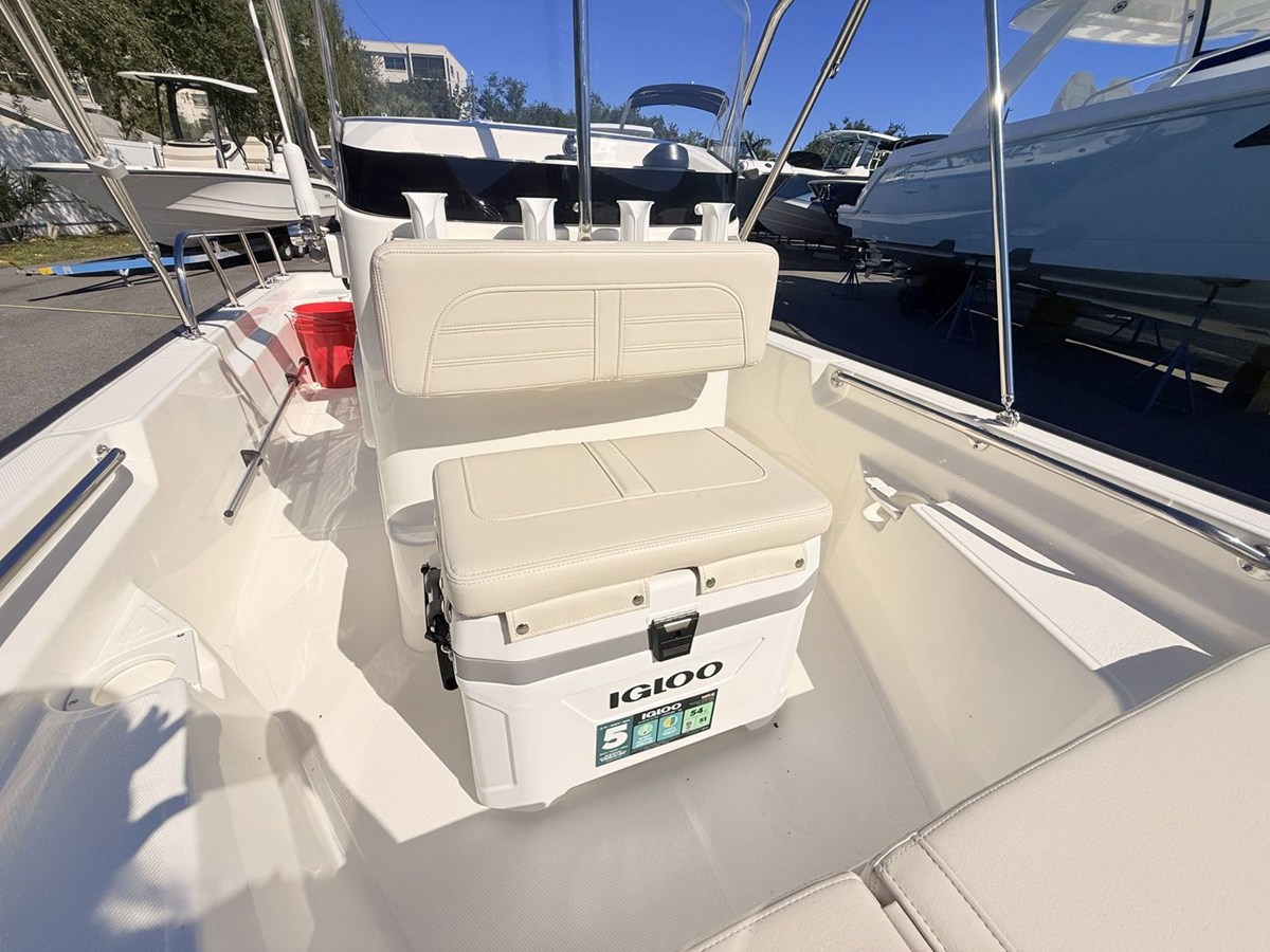 2027 Boston Whaler 150 Montauk 30