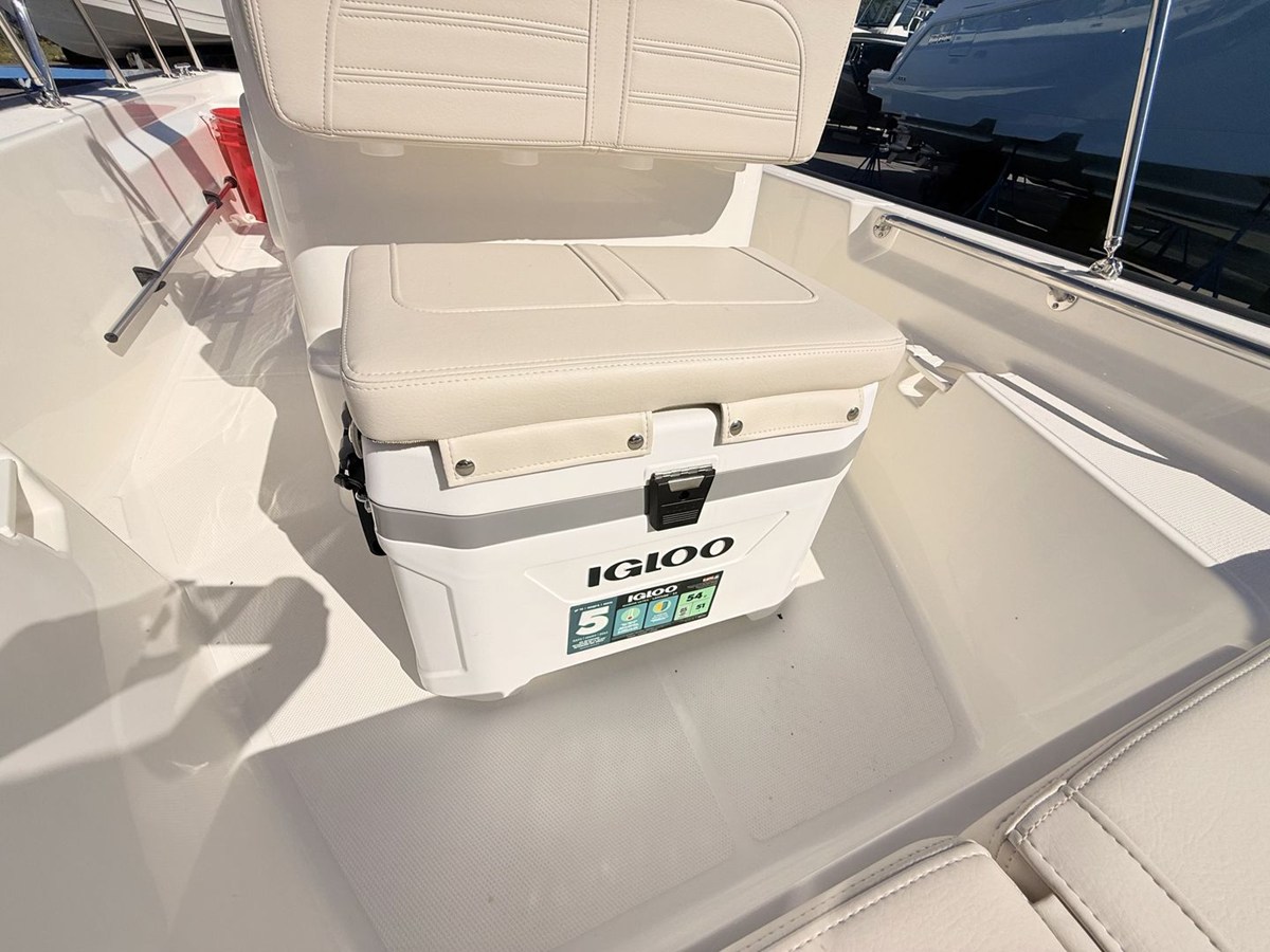 2027 Boston Whaler 150 Montauk 32