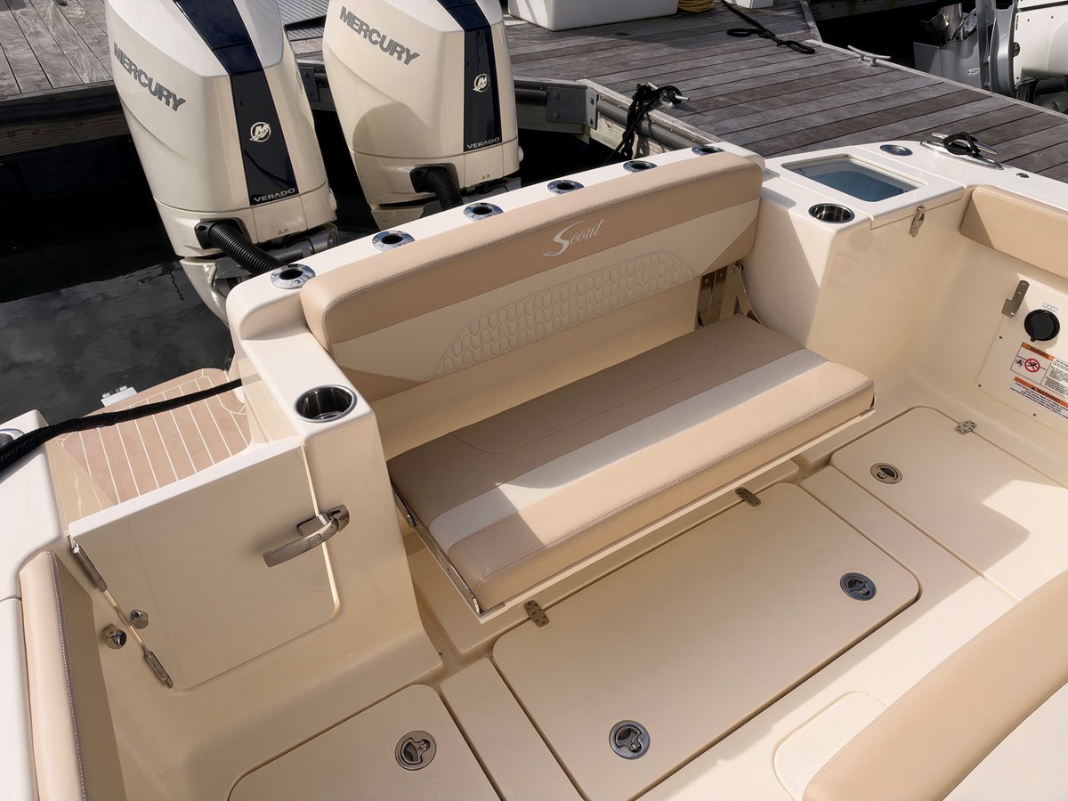 2027 Scout 330 LXF 15