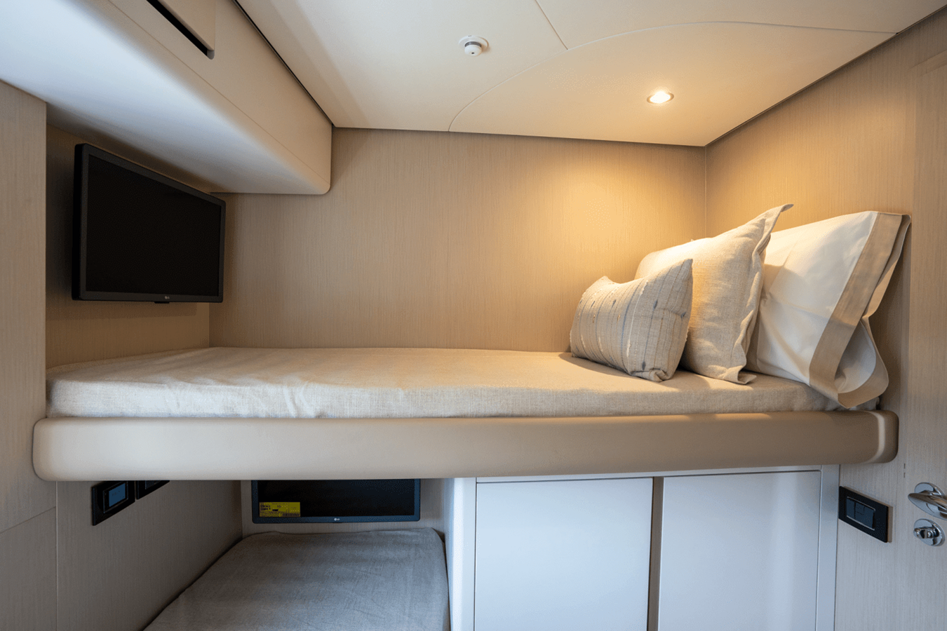 2026 Azimut Fly 68 39