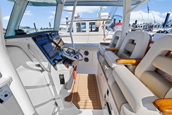 Boston Whaler 380 Outrage 19 2024 Boston Whaler 380 Outrage 20