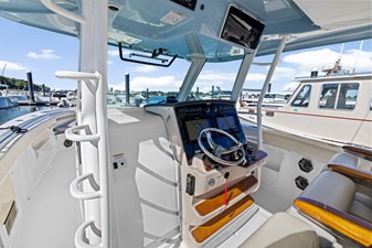 Boston Whaler 380 Outrage 20 2024 Boston Whaler 380 Outrage 21