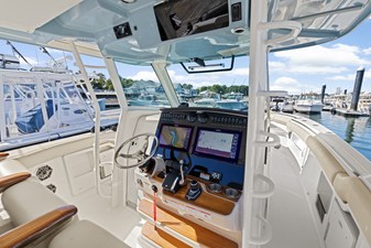 Boston Whaler 380 Outrage 22 2024 Boston Whaler 380 Outrage 23