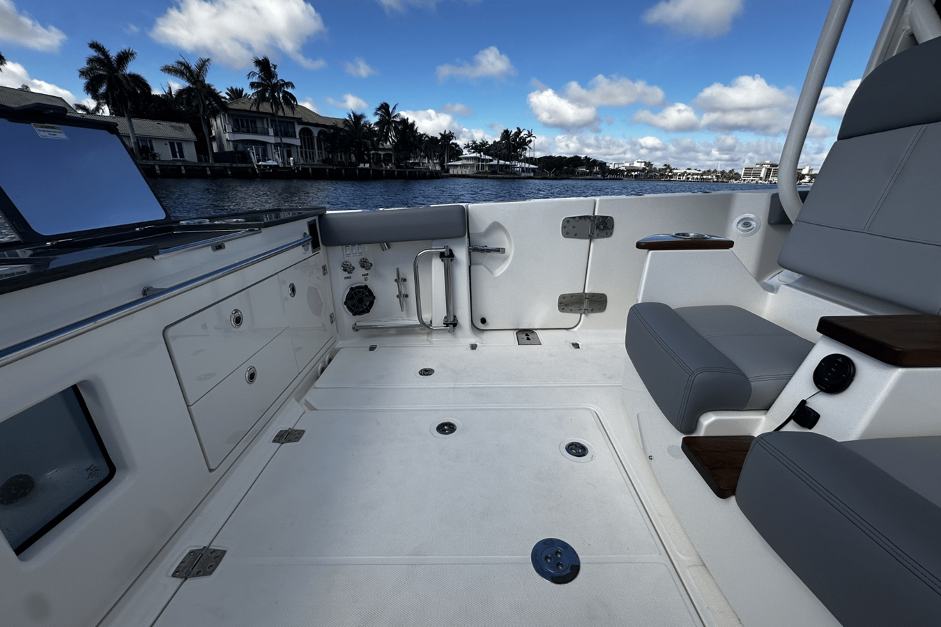 2026 Boston Whaler 360 Outrage 24