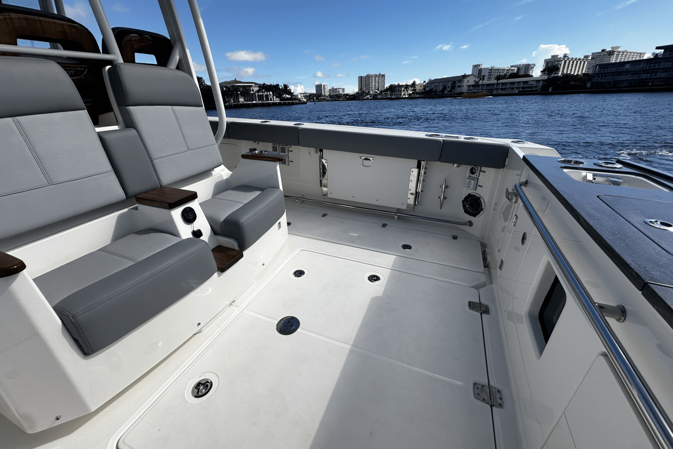 2026 Boston Whaler 360 Outrage 26