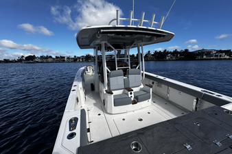 2026 Boston Whaler 360 Outrage 21