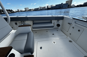 2026 Boston Whaler 360 Outrage 27