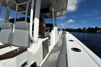 2026 Boston Whaler 360 Outrage 30
