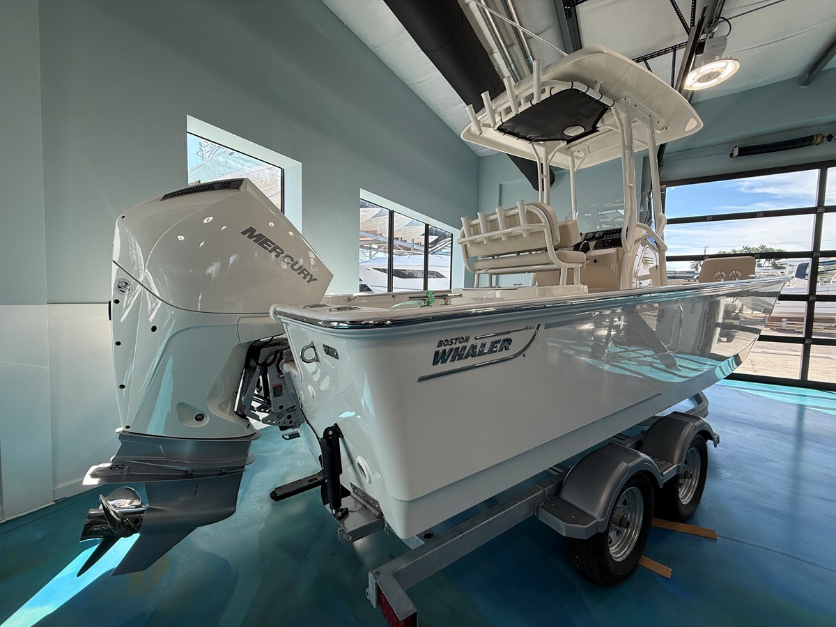 2027 Boston Whaler 210 Montauk 2