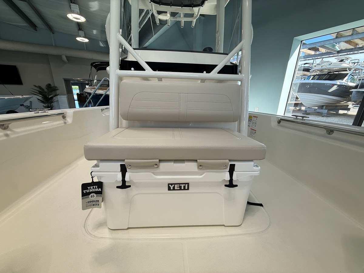 2027 Boston Whaler 210 Montauk 11