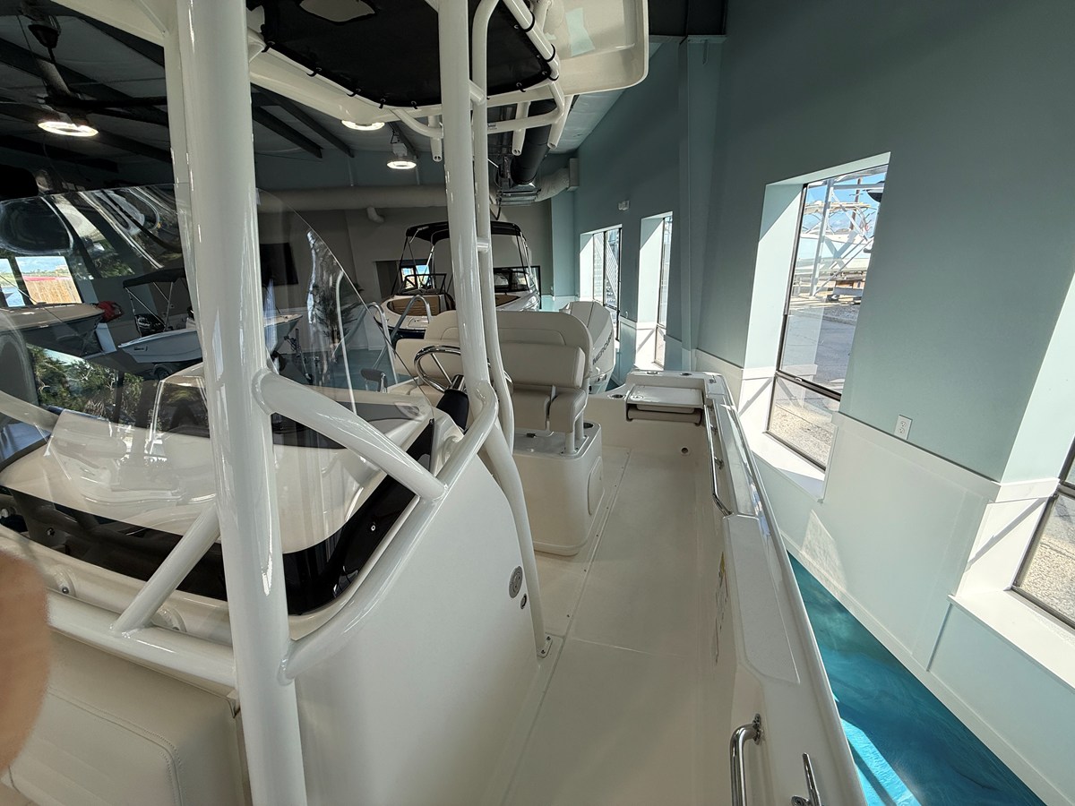 2027 Boston Whaler 210 Montauk 12