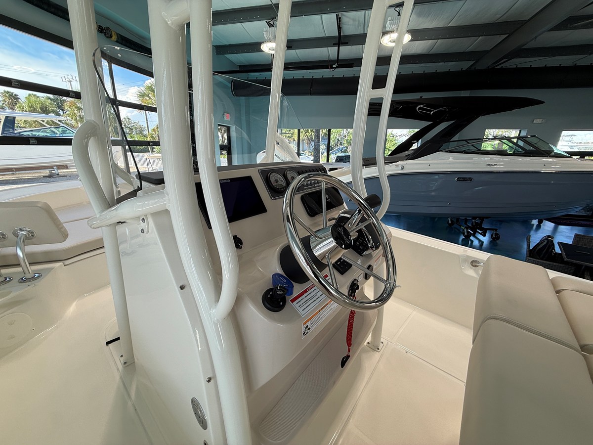 2027 Boston Whaler 210 Montauk 15