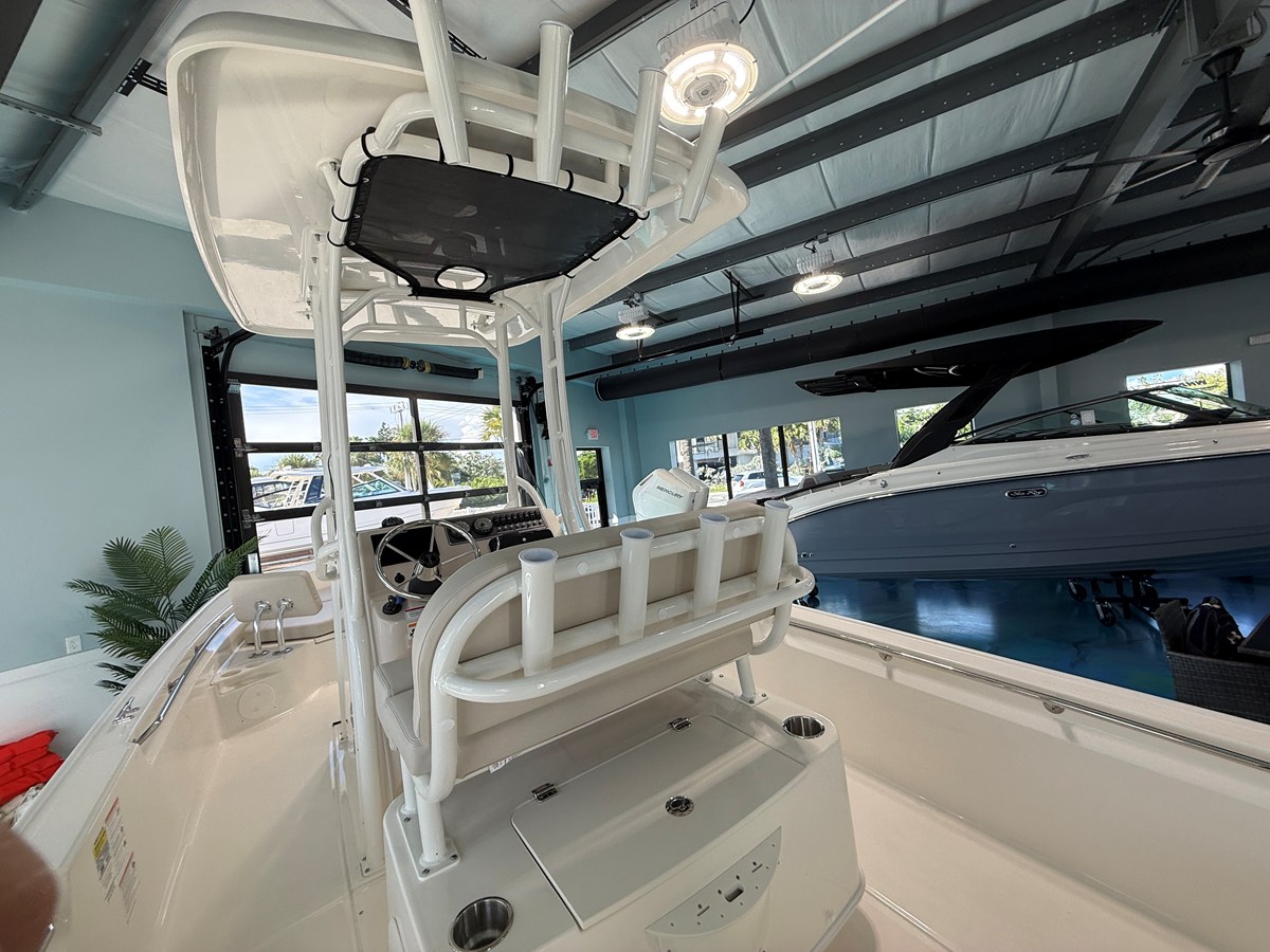 2027 Boston Whaler 210 Montauk 16