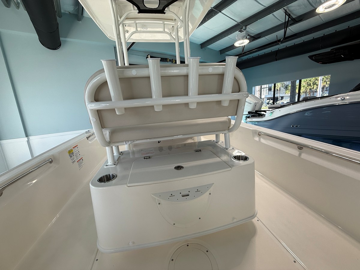 2027 Boston Whaler 210 Montauk 17
