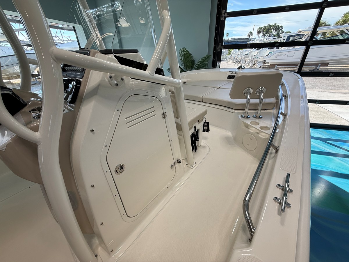 2027 Boston Whaler 210 Montauk 18