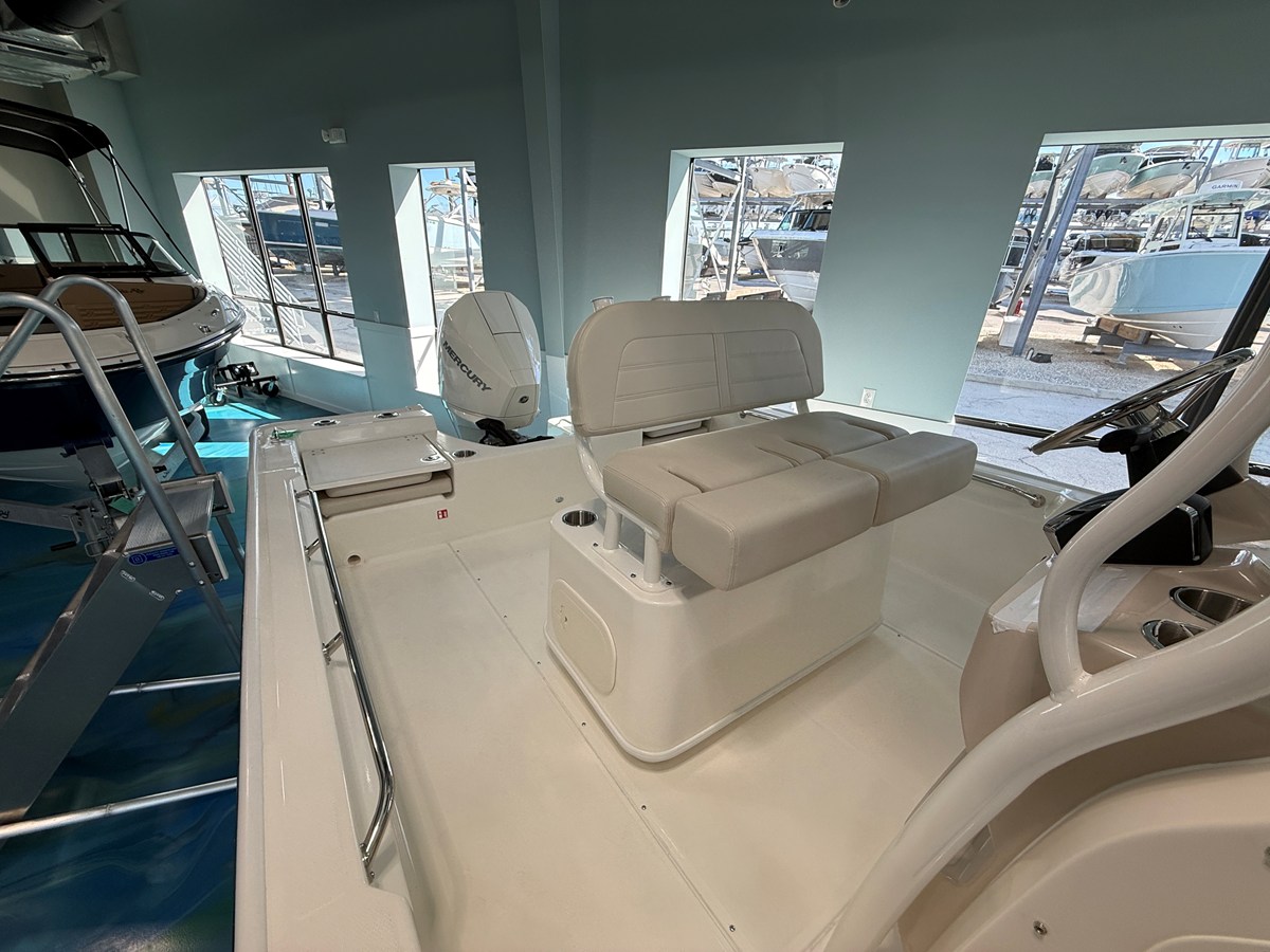 2027 Boston Whaler 210 Montauk 20