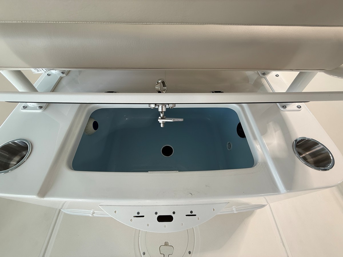 2027 Boston Whaler 210 Montauk 24