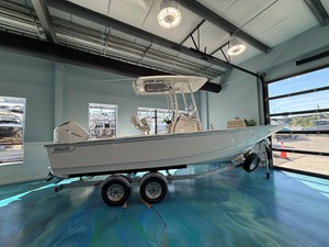 Boston Whaler 210 Montauk 0 2027 Boston Whaler 210 Montauk 1