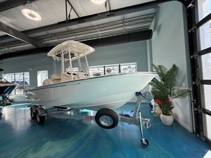 Boston Whaler 210 Montauk 3 2027 Boston Whaler 210 Montauk 4