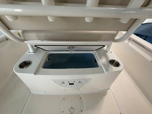 2027 Boston Whaler 210 Montauk 23