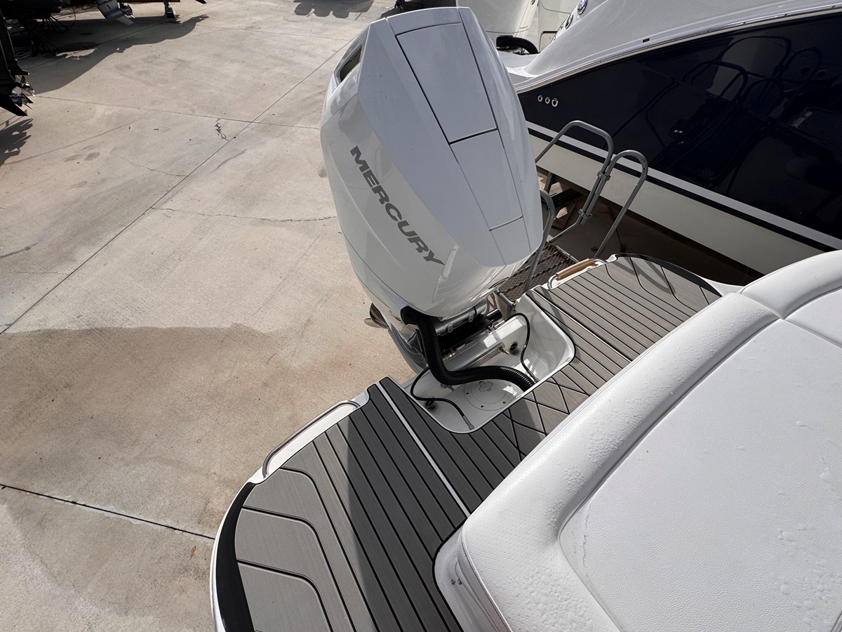 2026 Sea Ray SLX 260 Outboard 9