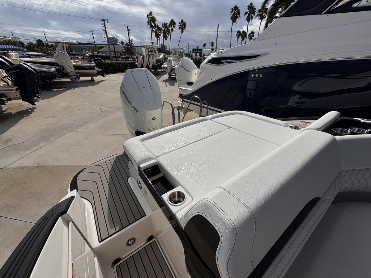 2026 Sea Ray SLX 260 Outboard 11