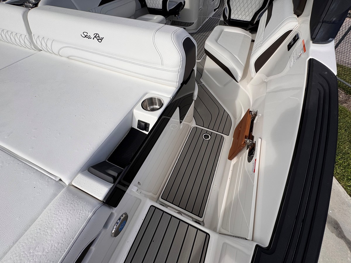 2026 Sea Ray SLX 260 Outboard 12