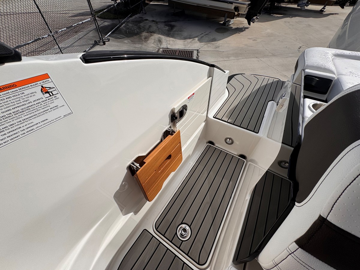 2026 Sea Ray SLX 260 Outboard 13