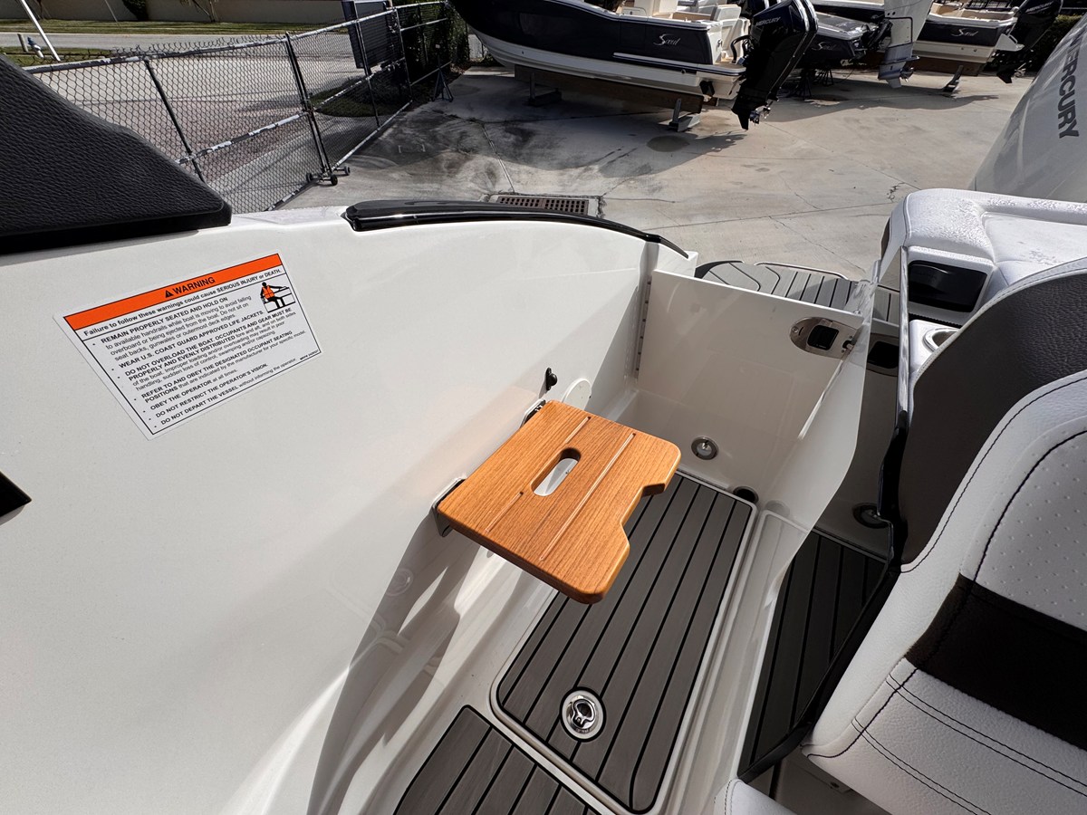 2026 Sea Ray SLX 260 Outboard 14