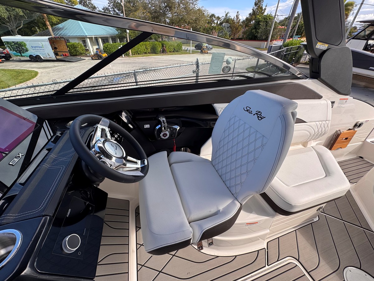 2026 Sea Ray SLX 260 Outboard 18