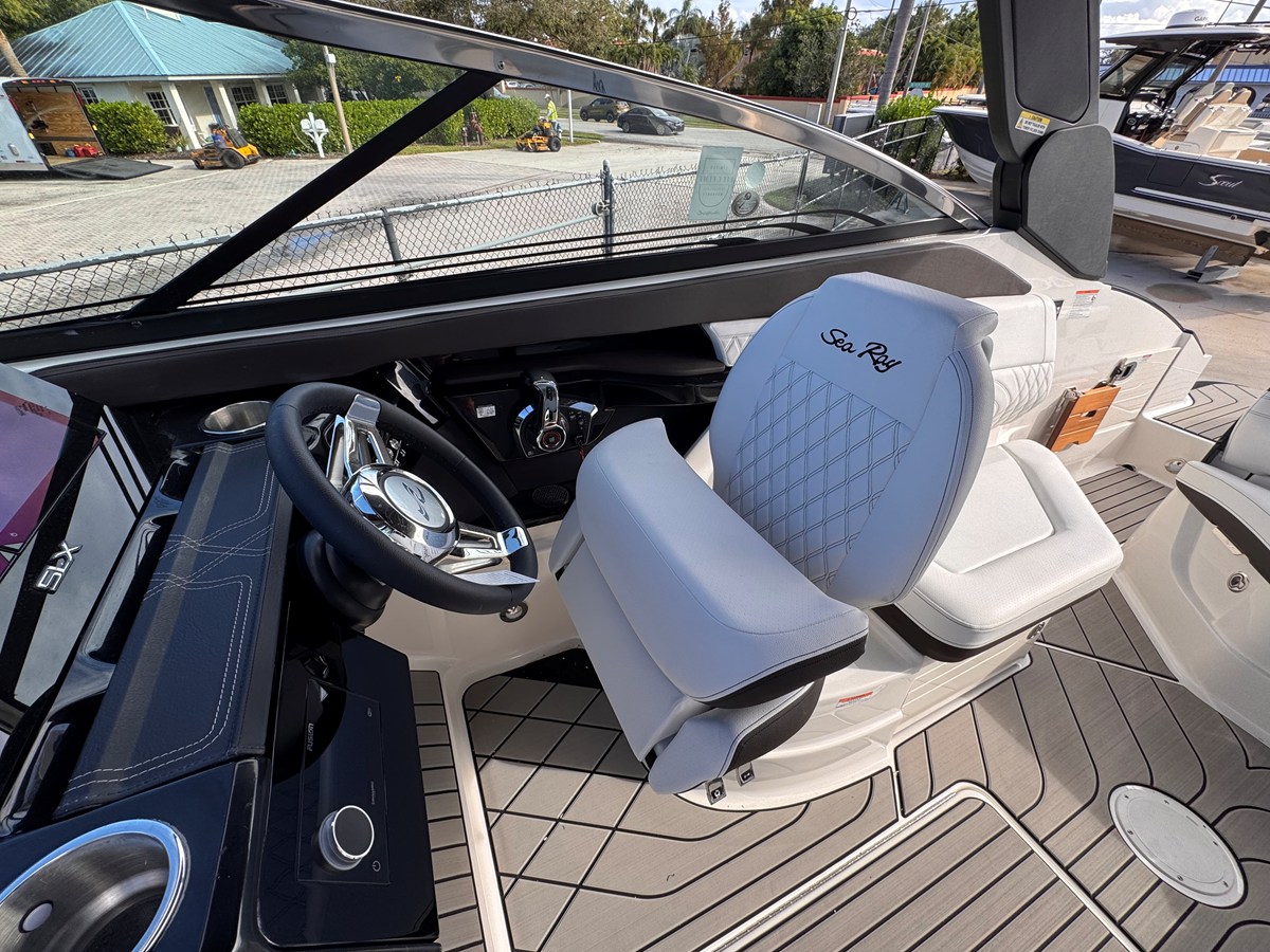 2026 Sea Ray SLX 260 Outboard 19