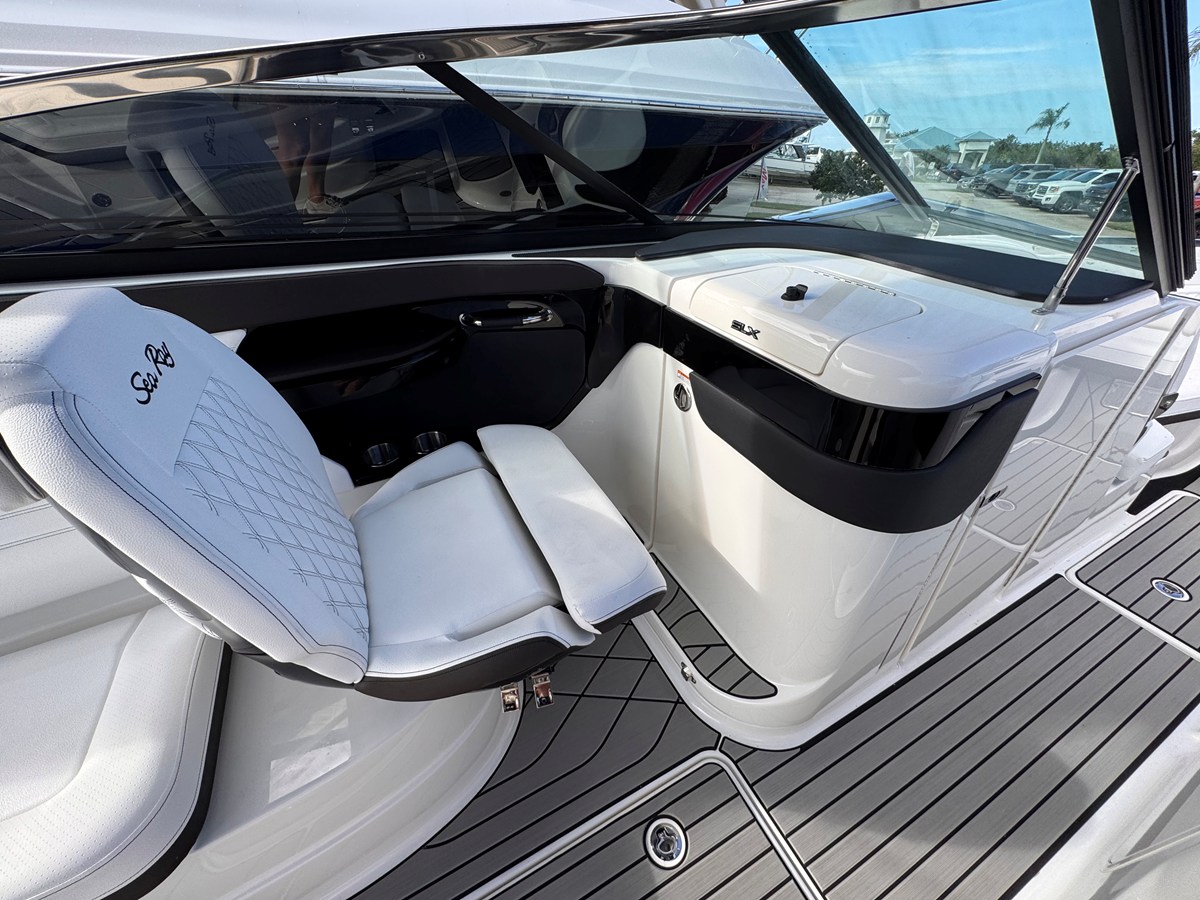 2026 Sea Ray SLX 260 Outboard 25