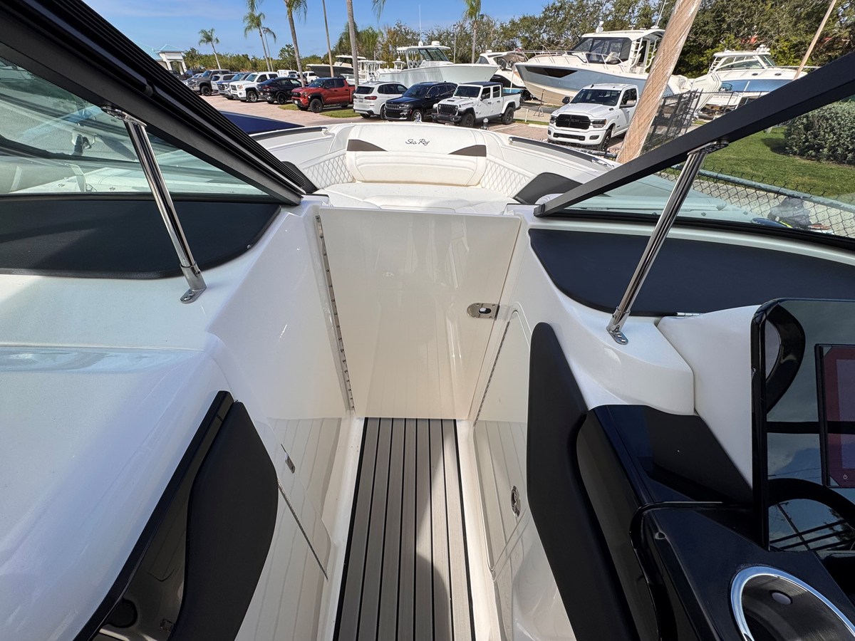 2026 Sea Ray SLX 260 Outboard 31