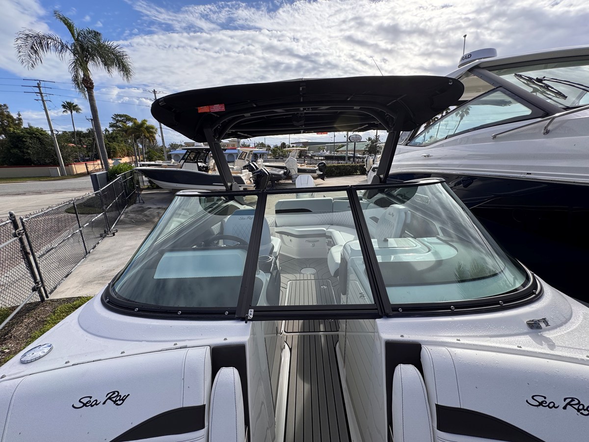 2026 Sea Ray SLX 260 Outboard 33