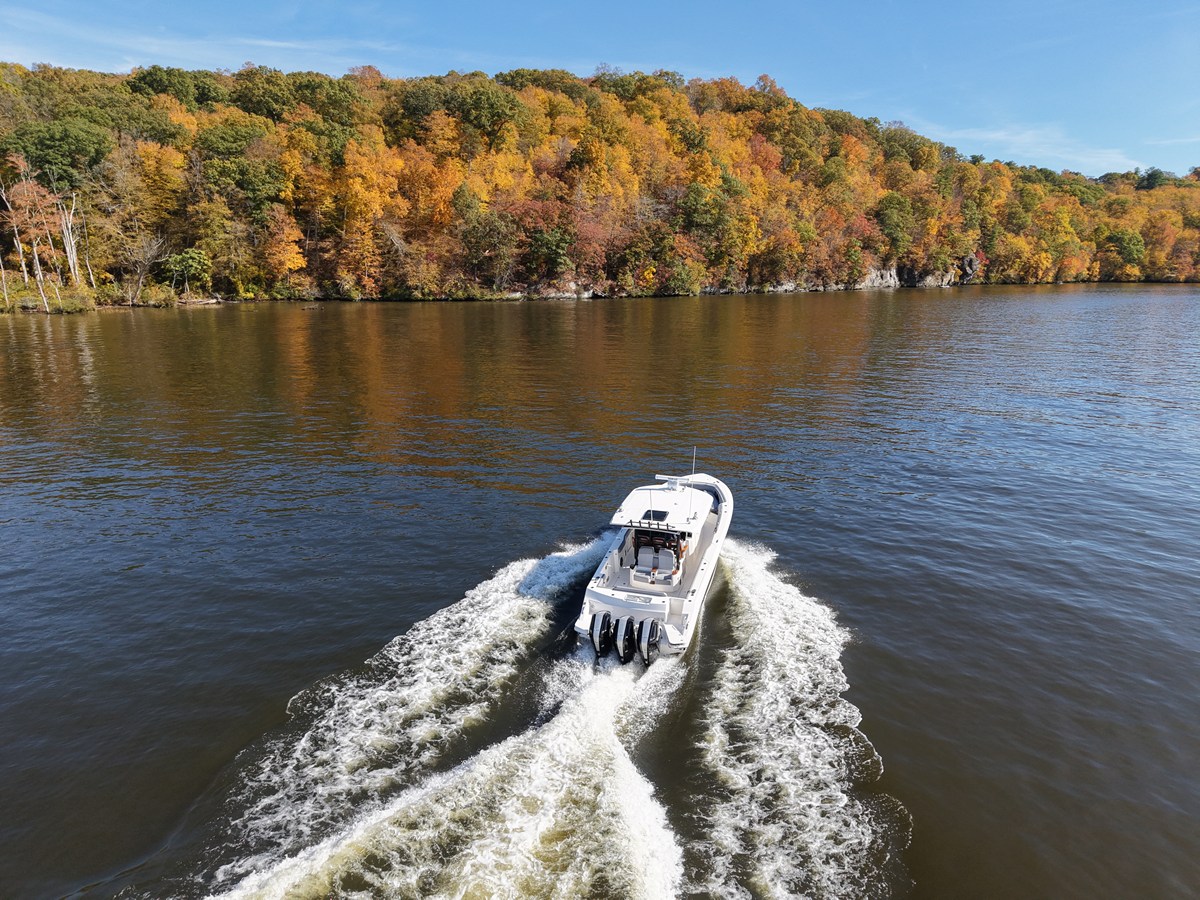 2026 Boston Whaler 360 Outrage 8