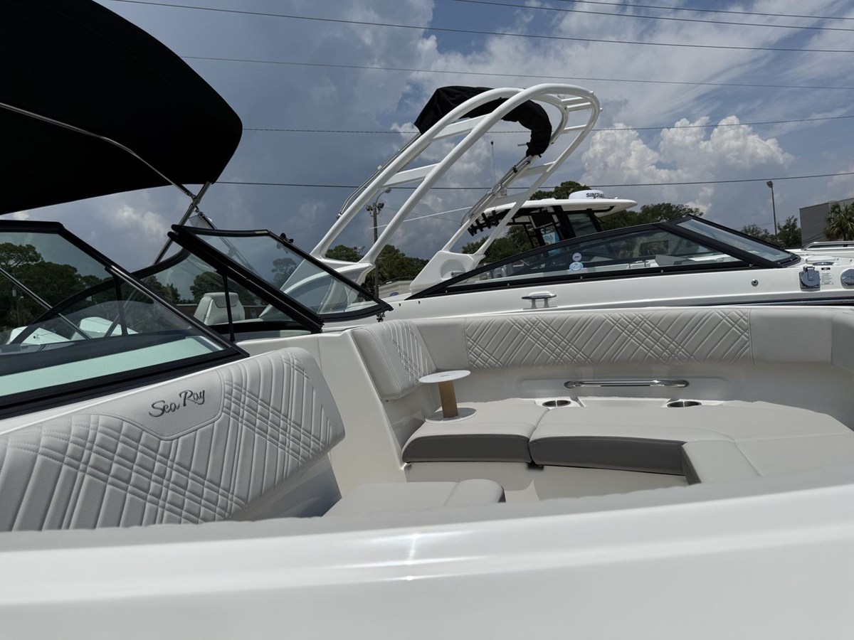 2026 Sea Ray SDX 230 Outboard 3