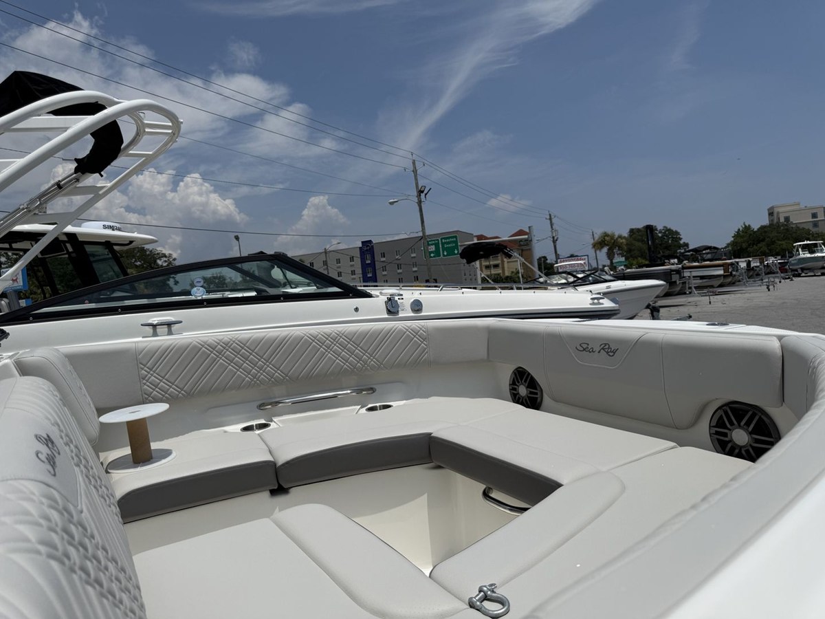 2026 Sea Ray SDX 230 Outboard 4