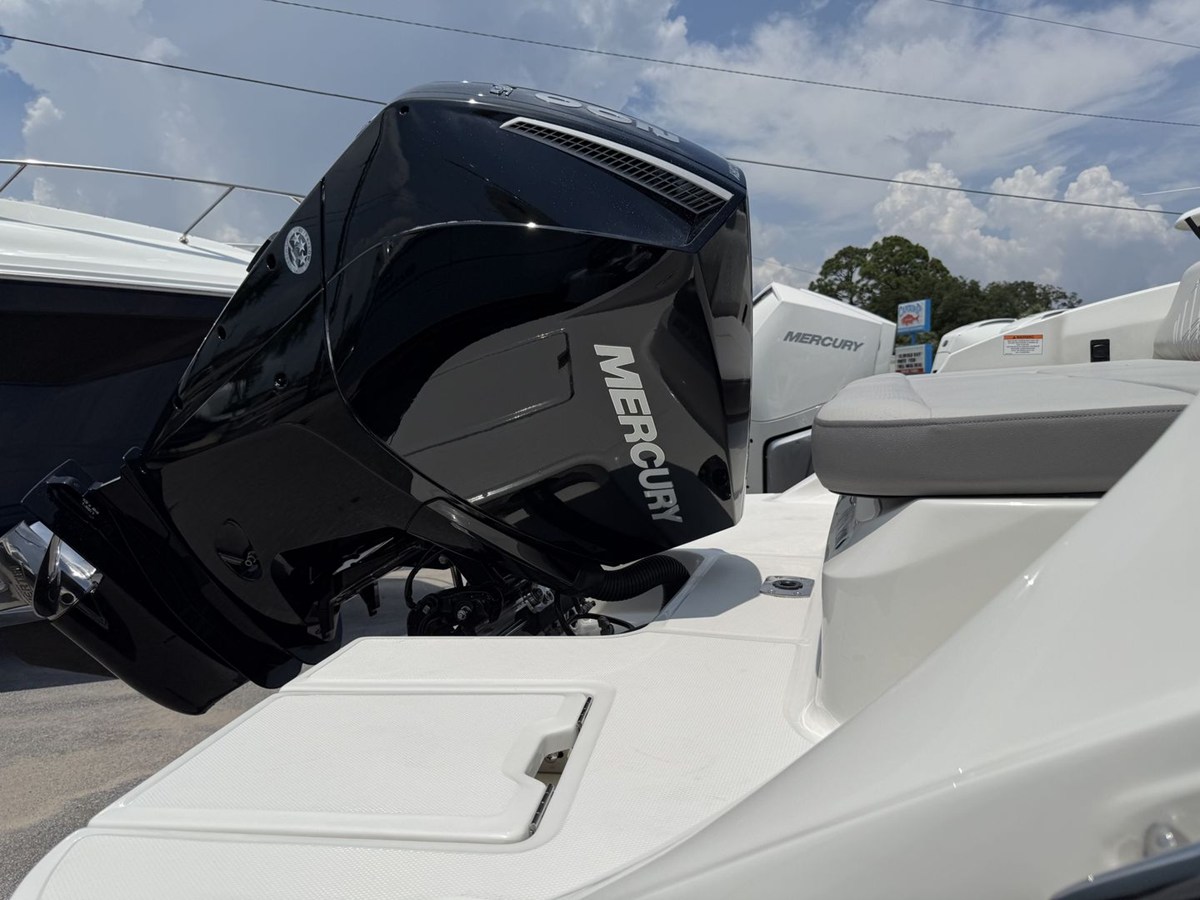 2026 Sea Ray SDX 230 Outboard 5