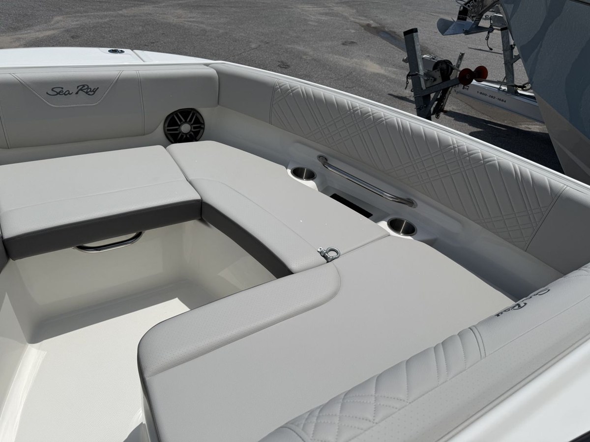 2026 Sea Ray SDX 230 Outboard 17