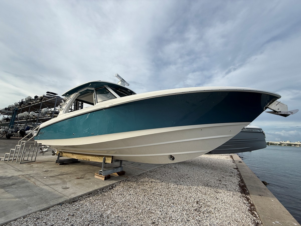 2027 Boston Whaler 350 Realm 3