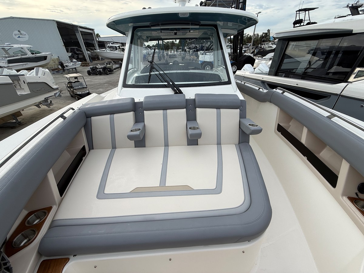2027 Boston Whaler 350 Realm 9