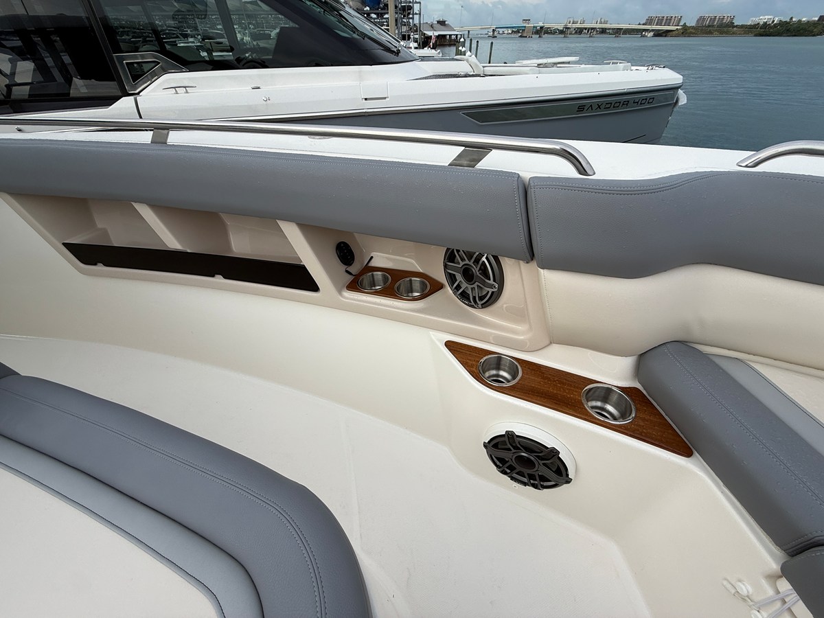 2027 Boston Whaler 350 Realm 11